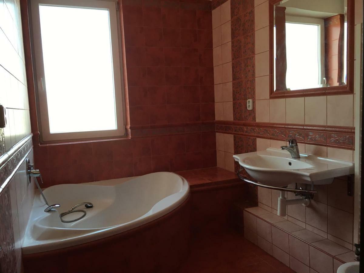 Spacious Apartment In Town Centre โนเว ซามคี ภายนอก รูปภาพ